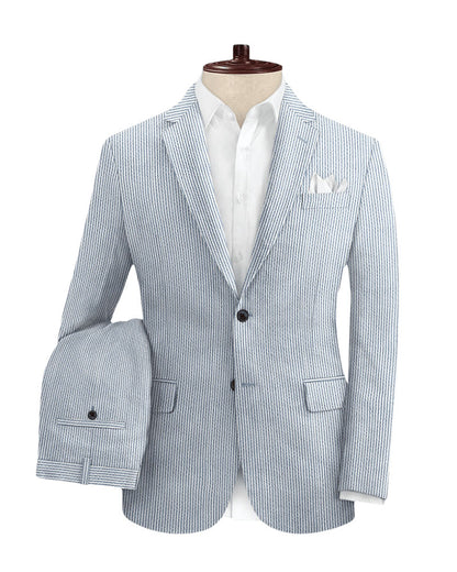 Traje de seersucker azul con solapa con muesca