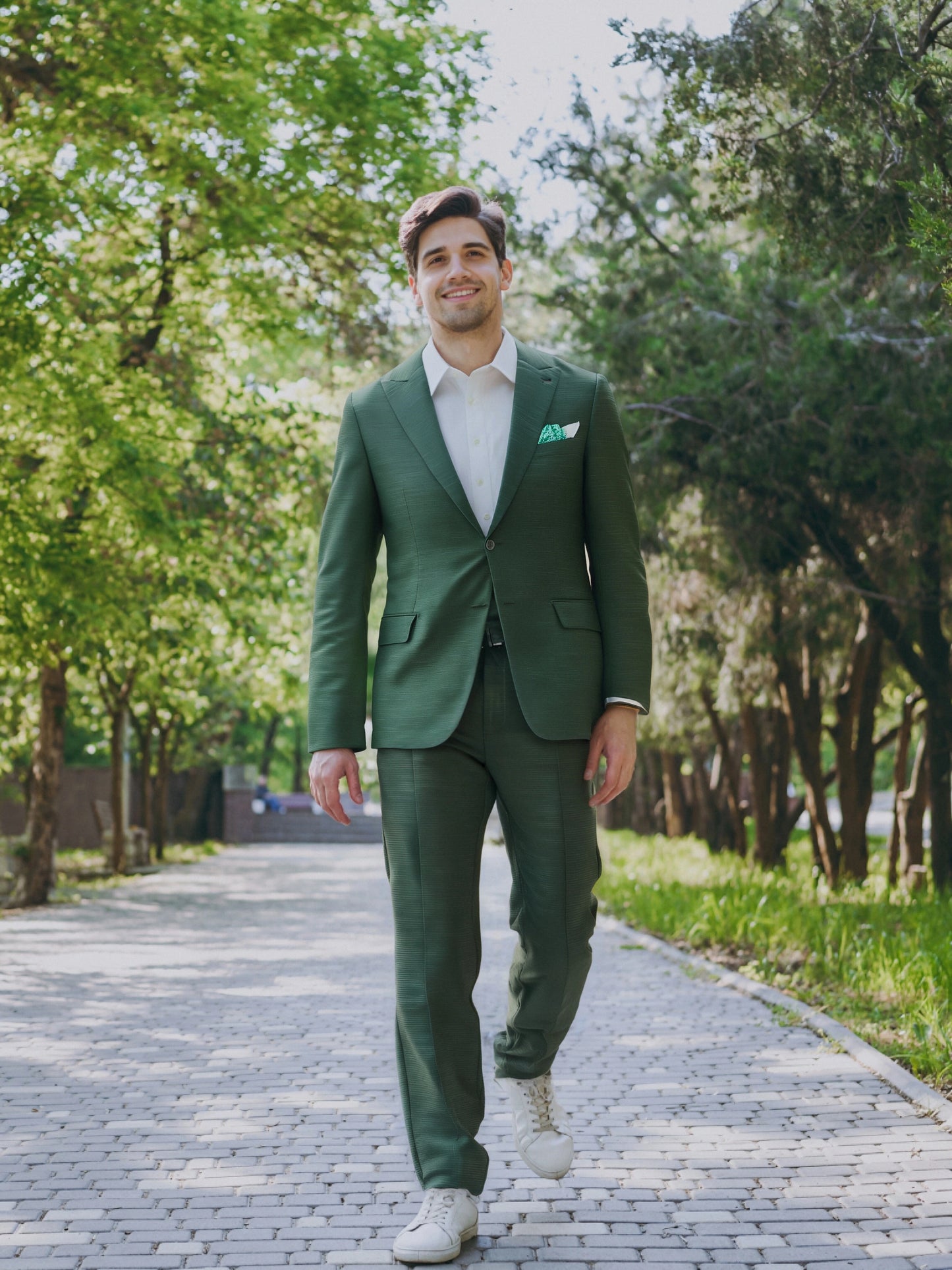 Traje de solapa de pico con botonadura sencilla en mezcla de alto rendimiento verde