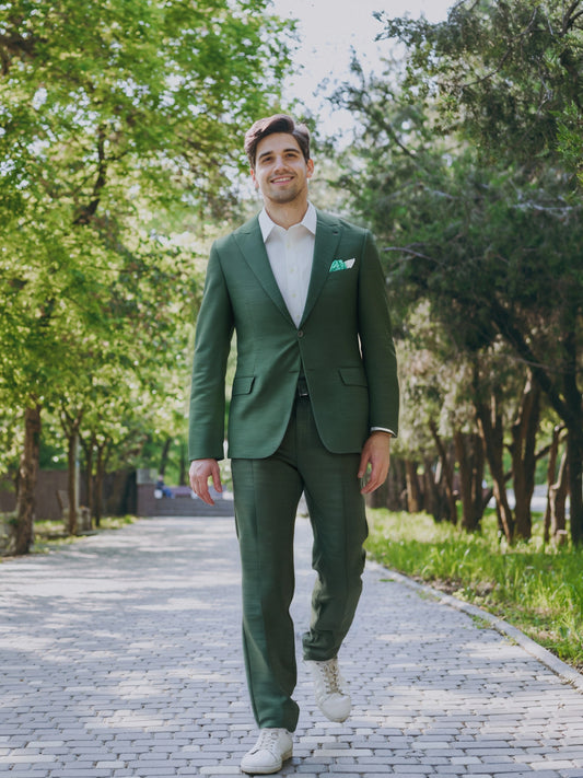 Traje de solapa de pico con botonadura sencilla en mezcla de alto rendimiento verde