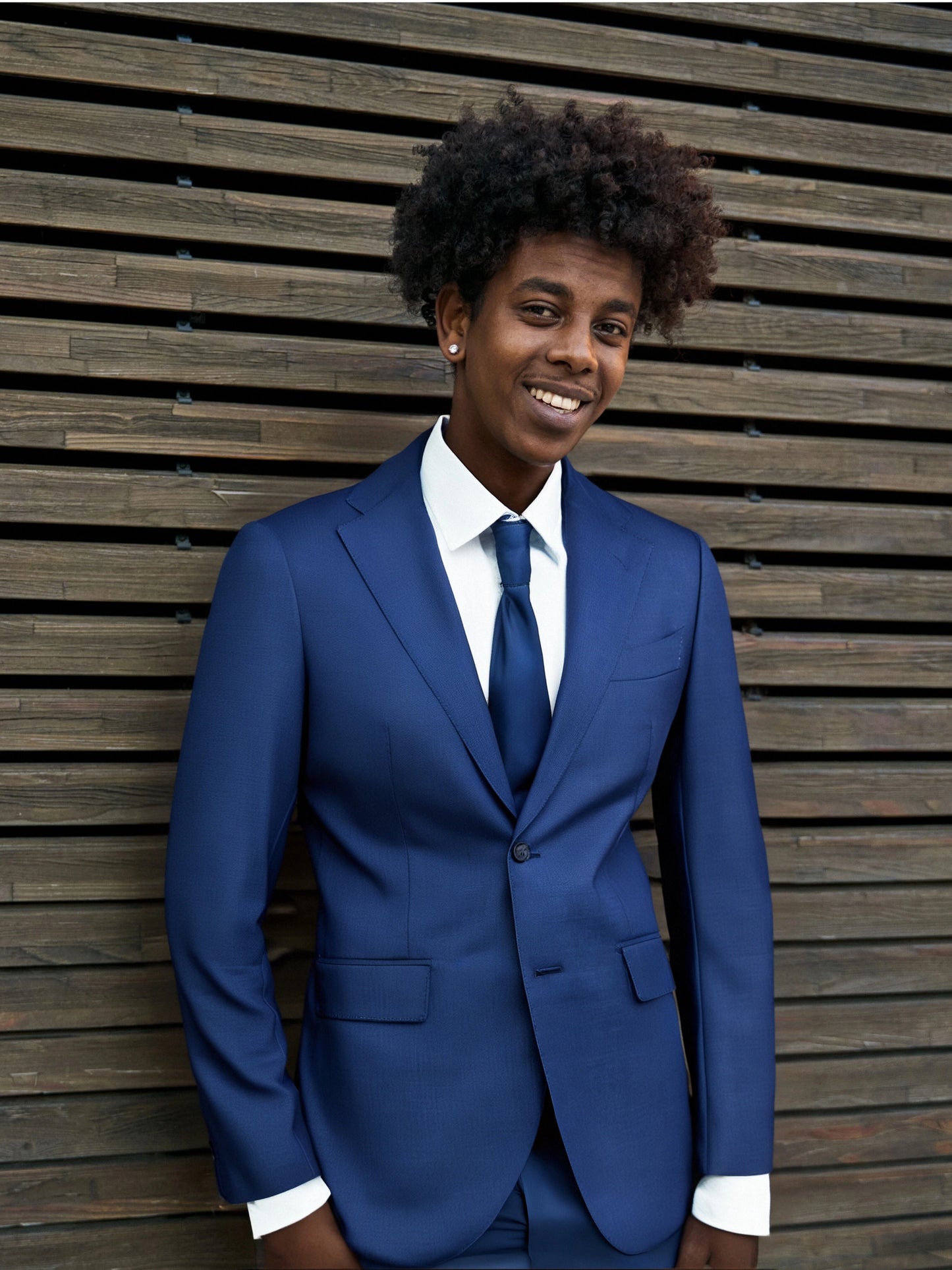 Traje de tres piezas de lana azul con solapa de muesca y botonadura sencilla