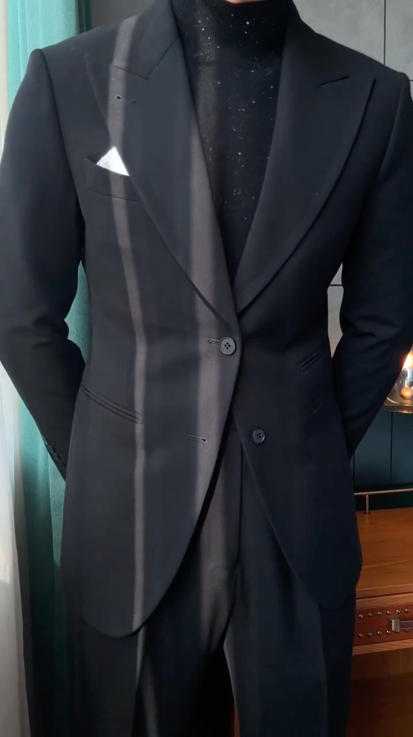 Black 2 Piece Peaked Lapel 2-Button Suit