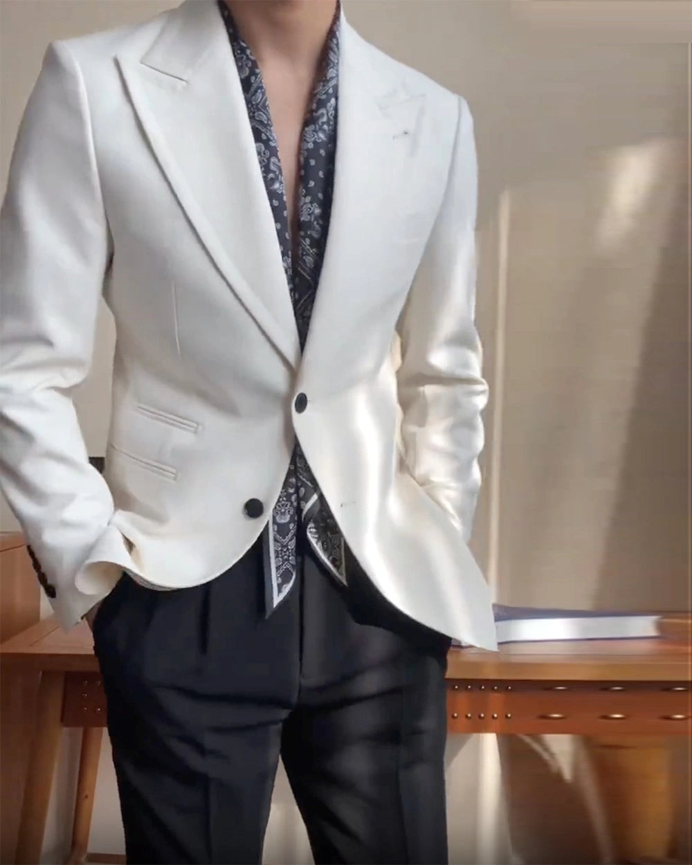 Classic White 2-button Peak Lapel Blazer Suit