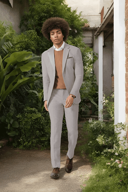 Traje de 2 piezas ajustado de color beige y gris con 2 botones