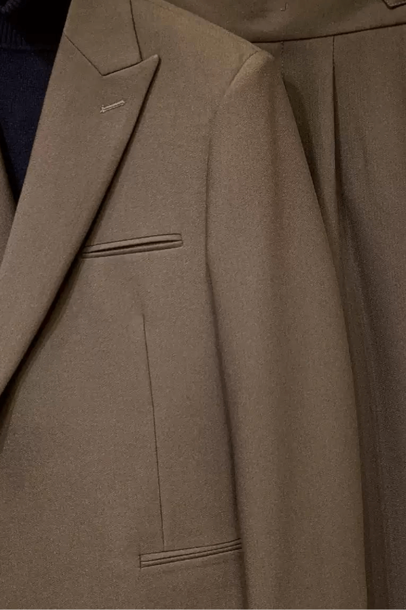 Traje entallado premium de un botón en color marrón