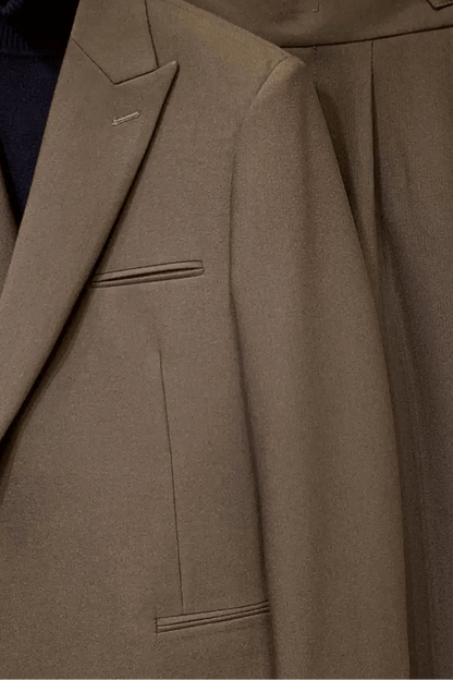 Traje entallado premium de un botón en color marrón