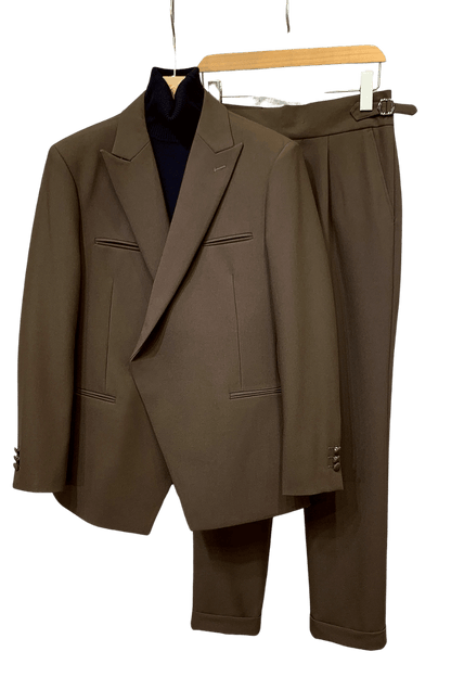 Traje entallado premium de un botón en color marrón