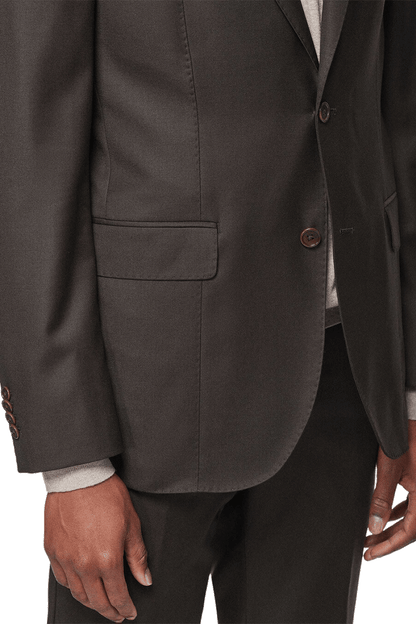 Traje de 2 piezas de corte regular y 2 botones en color marrón oscuro