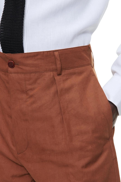 Traje holgado de dos piezas y dos botones en color marrón camel