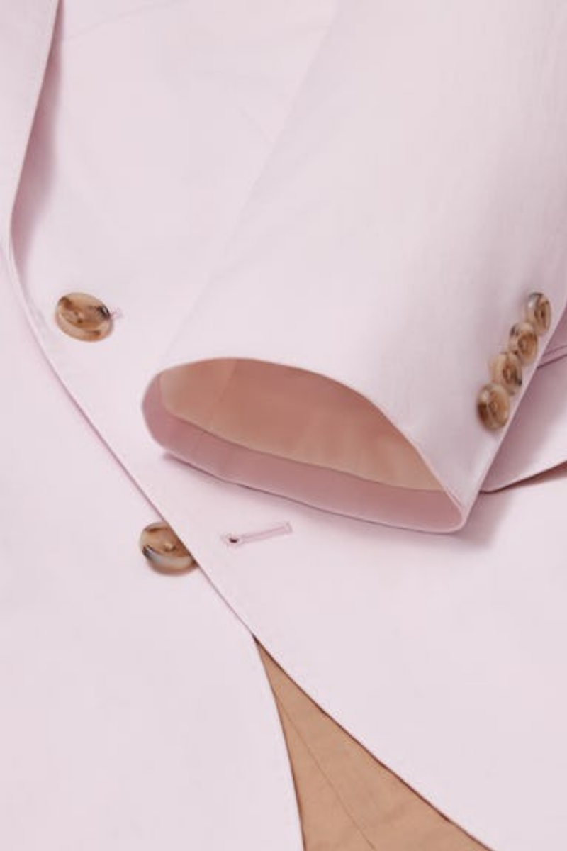 Traje italiano rosa de corte moderno con botonadura sencilla y dos botones