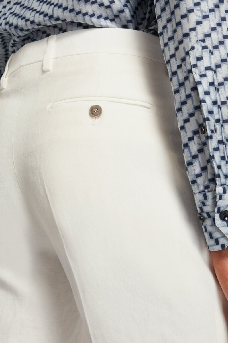 Weißer, zweiteiliger, zweireihiger Anzug in normaler Passform 