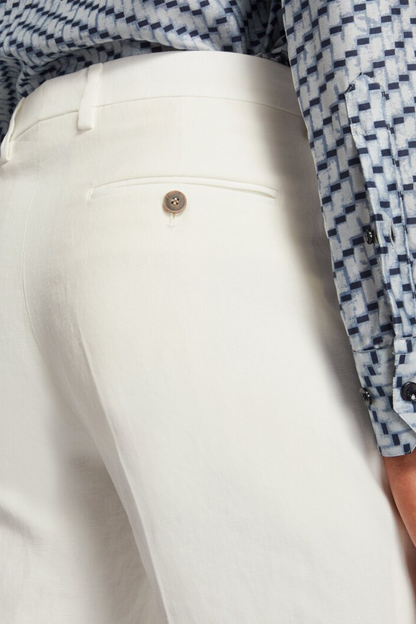 Weißer, zweiteiliger, zweireihiger Anzug in normaler Passform 