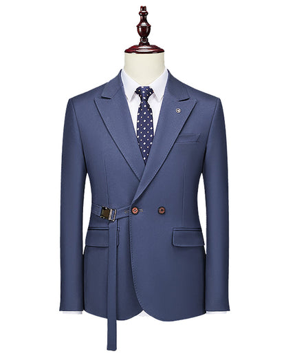 Traje azul de corte moderno con cinturilla flexible y dos botones