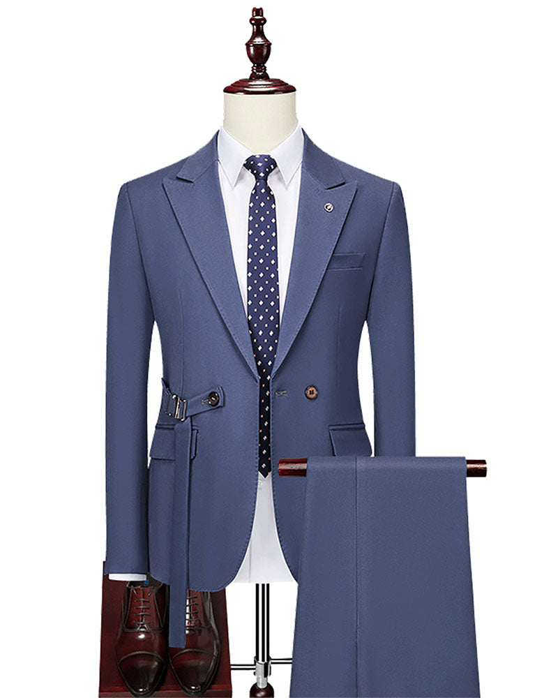Traje azul de corte moderno con cinturilla flexible y dos botones