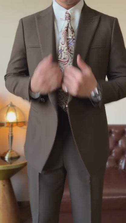 Traje entallado premium de un botón en color marrón